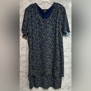 Blue and Gold Leaf short Sleeve Dress
Size 22W  lined , like new